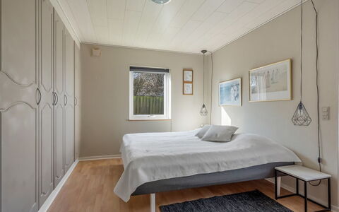 Hattie - 100M from the Sea: Mobilia, Letto, Interior Design, Camera Da Letto, Pavimentazione, Pavimento, Legna, Soffitto, Lenzuolo, Bedding
