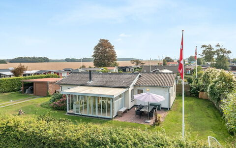 Hattie - 100M from the Sea: Costruzione, Casa, Tetto, Zona Residenziale, Casa, Lotto, Estate, Villetta, Sobborgo, Landscaping