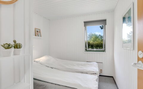 Lars - 250M from the Sea: Parete, Legna, Pavimento, Camera Da Letto, Casa, Porta, Soffitto, Letto, Bedding, Lenzuolo