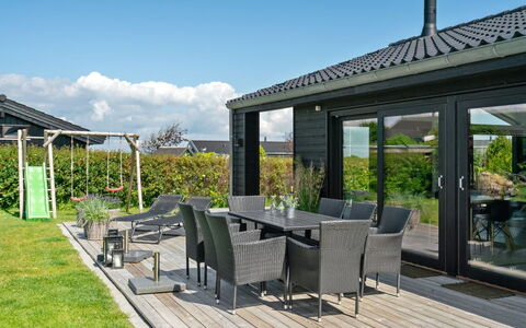 Kjell - 100M from the Sea: Blu, Arbusto, Villetta, Groundcover, Giardino, Estate, Shade, Landscaping, Agriturismo, Eco Hotel