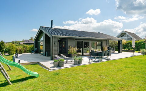 Kjell - 100M from the Sea: Blu, Arbusto, Villetta, Groundcover, Giardino, Estate, Shade, Landscaping, Agriturismo, Eco Hotel