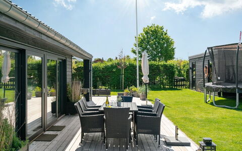 Kjell - 100M from the Sea: Blu, Arbusto, Villetta, Groundcover, Giardino, Estate, Shade, Landscaping, Agriturismo, Eco Hotel