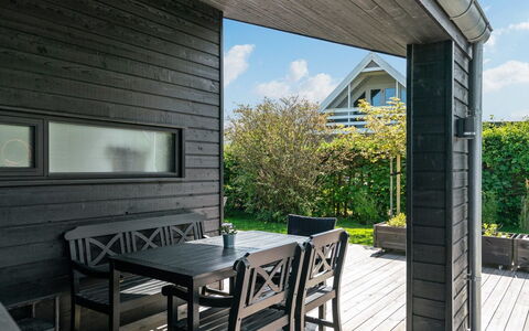 Kjell - 100M from the Sea: Blu, Arbusto, Villetta, Groundcover, Giardino, Estate, Shade, Landscaping, Agriturismo, Eco Hotel