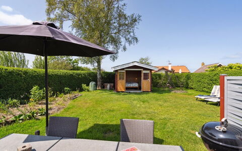 Amy - 150M from the Sea: Blu, Arbusto, Villetta, Groundcover, Giardino, Estate, Shade, Landscaping, Agriturismo, Eco Hotel