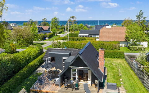 Elbert - 100M from the Sea: Legna, Giardino, Backyard, Lotto, Casa, Tetto, Shade, Deck, Latifoglie, Cortile