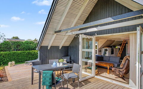 Elbert - 100M from the Sea: Legna, Giardino, Backyard, Lotto, Casa, Tetto, Shade, Deck, Latifoglie, Cortile
