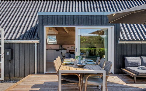 Elbert - 100M from the Sea: Legna, Giardino, Backyard, Lotto, Casa, Tetto, Shade, Deck, Latifoglie, Cortile