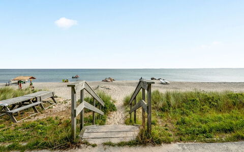 Neea - 40M from the Sea: Tetto, Casa, Lotto, Casa, Villetta, Estate, Edifici Giardino, Shade, Log Cabin, Landscaping