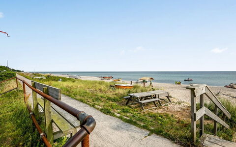Neea - 40M from the Sea: Tetto, Casa, Lotto, Casa, Villetta, Estate, Edifici Giardino, Shade, Log Cabin, Landscaping