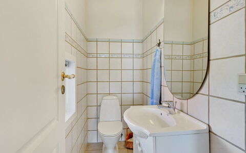 Dyrken - 200M from the Sea: Pavimentazione, Bagno, Idraulico Fixture, Pavimento, Interior Design, Gabinetto, Idraulico, Lavandino Del Bagno, Piastrella, Toilet Seat