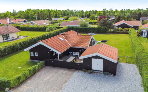 Dyrken - 200M from the Sea: Casa, Zona Residenziale, Tetto, Casa, Villetta, Estate, Sobborgo, Driveway
