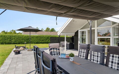 Dyrken - 200M from the Sea: Appartamento, Shade, Balcone, Sedia, Recinzione, Mobili Da Esterno, Alluminio, Erba Sintetica