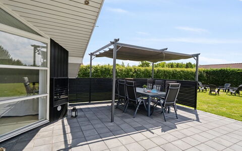 Dyrken - 200M from the Sea: Appartamento, Shade, Balcone, Sedia, Recinzione, Mobili Da Esterno, Alluminio, Erba Sintetica