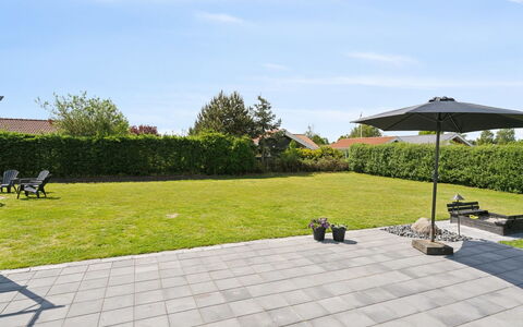 Dyrken - 200M from the Sea: Appartamento, Shade, Balcone, Sedia, Recinzione, Mobili Da Esterno, Alluminio, Erba Sintetica