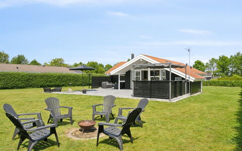 Dyrken - 200M from the Sea: Appartamento, Shade, Balcone, Sedia, Recinzione, Mobili Da Esterno, Alluminio, Erba Sintetica