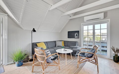 Ulv - 25M from the Sea: Mobilia, Legna, Pavimentazione, Interior Design, Pavimento, Soffitto, Divano, Soggiorno, Pavimento In Legno, Sedia