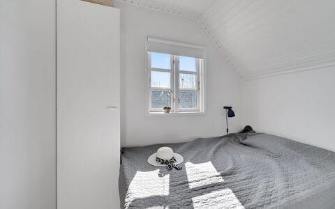 Ulv - 25M from the Sea: Legna, Soffitto, Pavimentazione, Pavimento, Camera Da Letto, Interior Design, Biancheria, Letto, Bedding, Lenzuolo