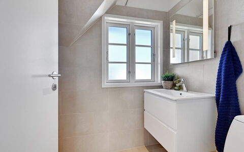 Ulv - 25M from the Sea: Pavimentazione, Pavimento, Interior Design, Idraulico Fixture, Bagno, Idraulico, Porta, Camera, Rubinetto