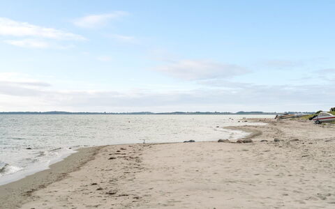 Ulv - 25M from the Sea: Cielo, Blu, Spiaggia, Giorno, Corpo D'Acqua, Orizzonte, Ambiente Naturale, Nube, Costa
