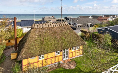 Ethly - 50M from the Sea: Tetto, Casa, Lotto, Casa, Villetta, Estate, Edifici Giardino, Shade, Log Cabin, Landscaping