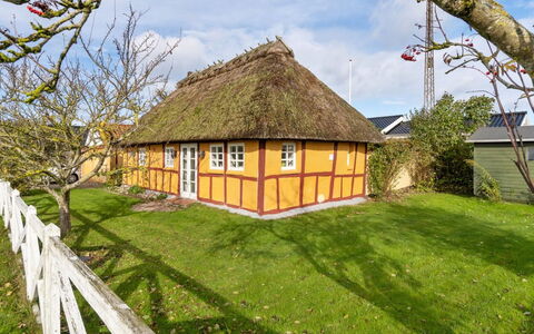 Ethly - 50M from the Sea: Tetto, Casa, Lotto, Casa, Villetta, Estate, Edifici Giardino, Shade, Log Cabin, Landscaping