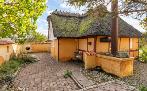 Ethly - 50M from the Sea: Tetto, Casa, Lotto, Casa, Villetta, Estate, Edifici Giardino, Shade, Log Cabin, Landscaping