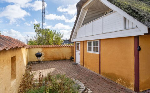 Ethly - 50M from the Sea: Tetto, Casa, Lotto, Casa, Villetta, Estate, Edifici Giardino, Shade, Log Cabin, Landscaping