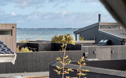 Ethly - 50M from the Sea: Tetto, Casa, Lotto, Casa, Villetta, Estate, Edifici Giardino, Shade, Log Cabin, Landscaping