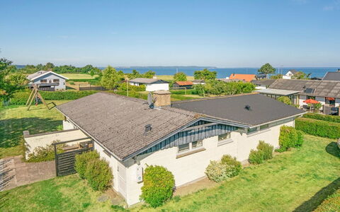 Evald - 200M from the Sea: Blu, Arbusto, Villetta, Groundcover, Giardino, Estate, Shade, Landscaping, Agriturismo, Eco Hotel