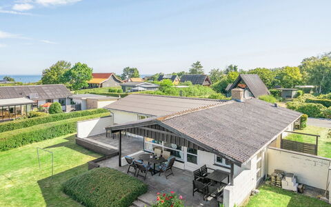 Evald - 200M from the Sea: Blu, Arbusto, Villetta, Groundcover, Giardino, Estate, Shade, Landscaping, Agriturismo, Eco Hotel