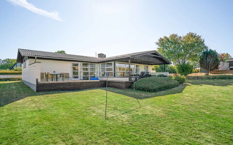 Evald - 200M from the Sea: Blu, Arbusto, Villetta, Groundcover, Giardino, Estate, Shade, Landscaping, Agriturismo, Eco Hotel