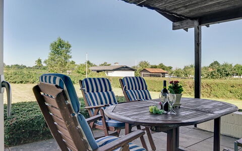 Evald - 200M from the Sea: Blu, Arbusto, Villetta, Groundcover, Giardino, Estate, Shade, Landscaping, Agriturismo, Eco Hotel