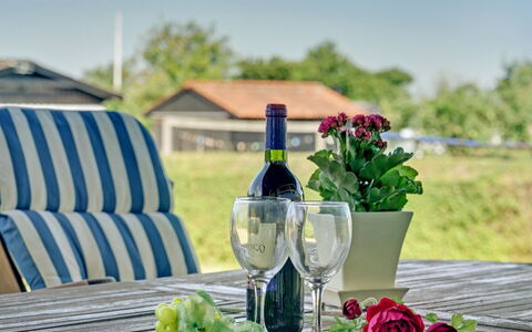 Evald - 200M from the Sea: Blu, Arbusto, Villetta, Groundcover, Giardino, Estate, Shade, Landscaping, Agriturismo, Eco Hotel