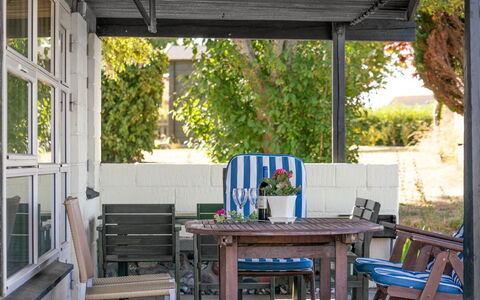 Evald - 200M from the Sea: Blu, Arbusto, Villetta, Groundcover, Giardino, Estate, Shade, Landscaping, Agriturismo, Eco Hotel
