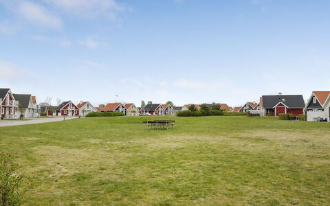 Bleike - 250M from the Sea: Blu, Arbusto, Villetta, Groundcover, Giardino, Estate, Shade, Landscaping, Agriturismo, Eco Hotel