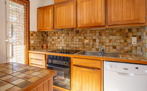 Village des Fourches: Cabinetry, Controsoffitto, Proprietà, Mobilia, Cucina, Costruzione, Elettrodomestico Da Cucina, Legna, Cucina Stufa, Interior Design