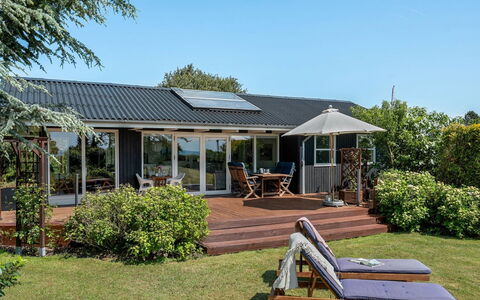 Bisera - 150M from the Sea: Blu, Arbusto, Villetta, Groundcover, Giardino, Estate, Shade, Landscaping, Agriturismo, Eco Hotel