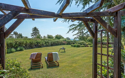 Bisera - 150M from the Sea: Blu, Arbusto, Villetta, Groundcover, Giardino, Estate, Shade, Landscaping, Agriturismo, Eco Hotel
