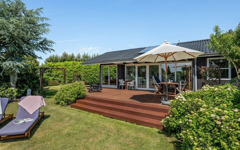 Bisera - 150M from the Sea: Blu, Arbusto, Villetta, Groundcover, Giardino, Estate, Shade, Landscaping, Agriturismo, Eco Hotel