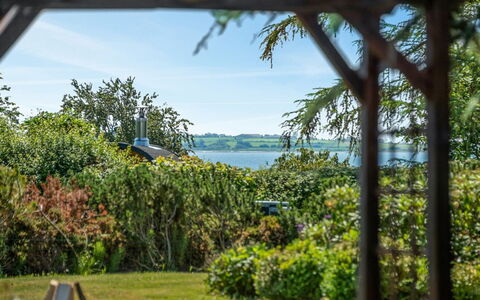 Bisera - 150M from the Sea: Blu, Arbusto, Villetta, Groundcover, Giardino, Estate, Shade, Landscaping, Agriturismo, Eco Hotel