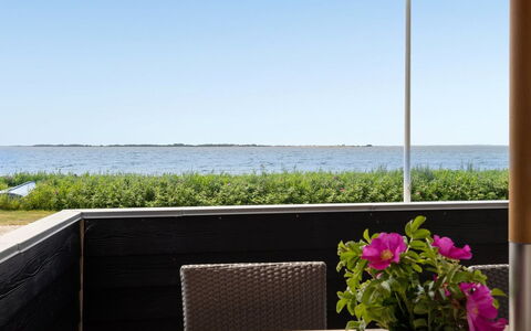 Akseline - 20M from the Sea: Blu, Arbusto, Villetta, Groundcover, Giardino, Estate, Shade, Landscaping, Agriturismo, Eco Hotel
