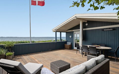 Pellervo - 20M from the Sea: Tetto, Casa, Lotto, Casa, Villetta, Estate, Edifici Giardino, Shade, Log Cabin, Landscaping