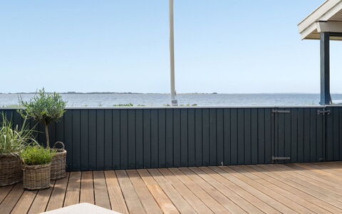 Pellervo - 20M from the Sea: Tetto, Casa, Lotto, Casa, Villetta, Estate, Edifici Giardino, Shade, Log Cabin, Landscaping