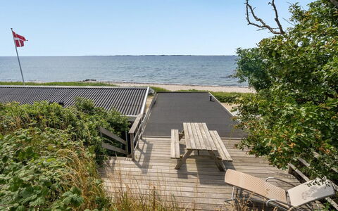 Pellervo - 20M from the Sea: Tetto, Casa, Lotto, Casa, Villetta, Estate, Edifici Giardino, Shade, Log Cabin, Landscaping