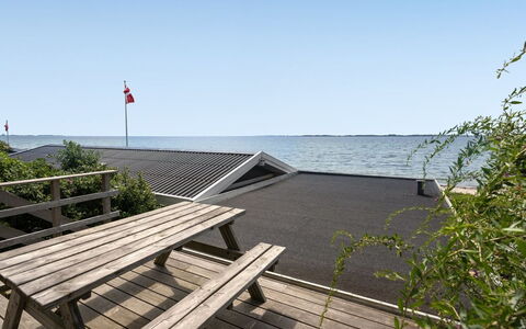 Pellervo - 20M from the Sea: Tetto, Casa, Lotto, Casa, Villetta, Estate, Edifici Giardino, Shade, Log Cabin, Landscaping