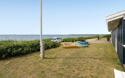 Pellervo - 20M from the Sea: Tetto, Casa, Lotto, Casa, Villetta, Estate, Edifici Giardino, Shade, Log Cabin, Landscaping