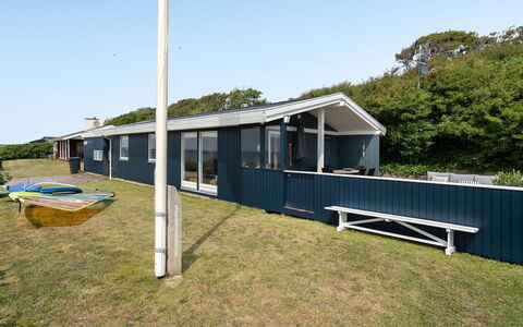 Pellervo - 20M from the Sea: Tetto, Casa, Lotto, Casa, Villetta, Estate, Edifici Giardino, Shade, Log Cabin, Landscaping