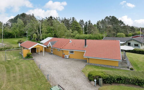 Hjalmar - 400M from the Sea: Blu, Arbusto, Villetta, Groundcover, Giardino, Estate, Shade, Landscaping, Agriturismo, Eco Hotel
