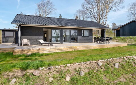 Haley - 150M from the Sea: Legna, Tetto, Architettura, Casa, Casa, Villetta, Raccordo, Latifoglie, Pendenza, Estate