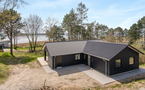 Haley - 150M from the Sea: Legna, Tetto, Architettura, Casa, Casa, Villetta, Raccordo, Latifoglie, Pendenza, Estate